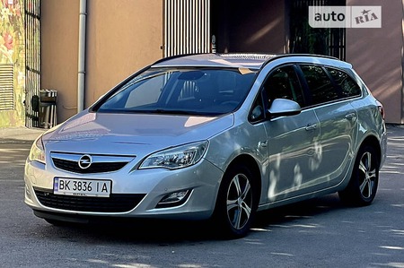 Opel Astra 2012  випуску Рівне з двигуном 1.3 л дизель універсал механіка за 5999 долл. 