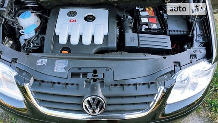 Volkswagen Touran 2005  випуску Житомир з двигуном 2 л дизель мінівен автомат за 5300 долл. 