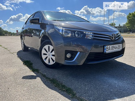 Toyota Corolla 2015  випуску Кропивницький з двигуном 1.3 л  седан механіка за 10800 долл. 