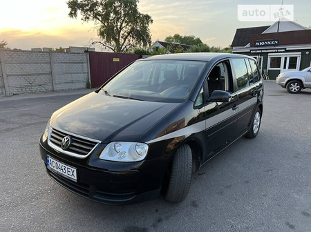 Volkswagen Touran 2005  випуску Луцьк з двигуном 2 л дизель мінівен механіка за 5200 долл. 