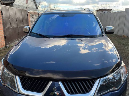 Mitsubishi Outlander XL 2009  випуску Харків з двигуном 2.4 л  позашляховик автомат за 12100 долл. 