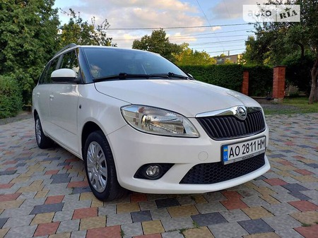 Skoda Fabia 2014  випуску Ужгород з двигуном 1.4 л бензин універсал механіка за 6999 долл. 