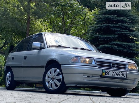 Opel Astra 1993  випуску Львів з двигуном 1.8 л бензин хэтчбек автомат за 1999 долл. 