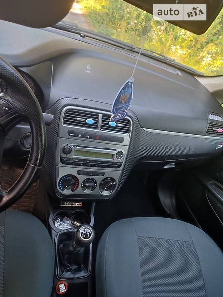 Fiat Punto 2008  випуску Рівне з двигуном 1.4 л бензин хэтчбек механіка за 4250 долл. 