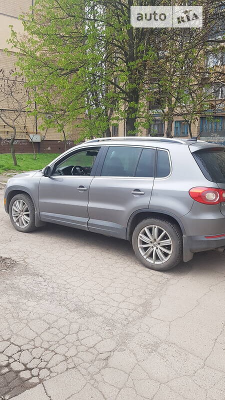 Volkswagen Tiguan 2008  випуску Дніпро з двигуном 2 л бензин позашляховик автомат за 9000 долл. 