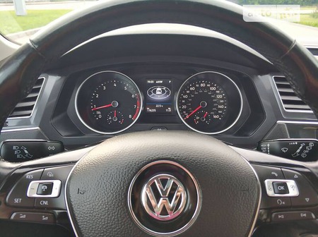 Volkswagen Tiguan 2017  випуску Чернігів з двигуном 2 л бензин позашляховик автомат за 22970 долл. 