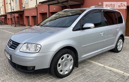 Volkswagen Touran 2006  випуску Львів з двигуном 1.6 л бензин мінівен механіка за 7500 долл. 