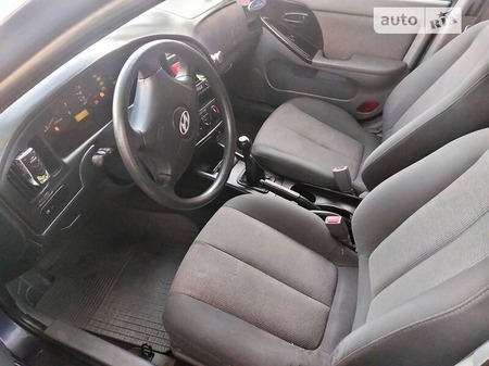 Hyundai Elantra 2006  випуску Рівне з двигуном 1.6 л бензин седан механіка за 3099 долл. 