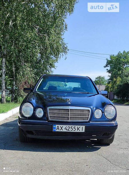 Mercedes-Benz E 230 1996  випуску Харків з двигуном 2.3 л  седан автомат за 4000 долл. 