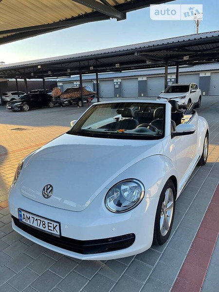 Volkswagen Beetle 2015  випуску Житомир з двигуном 1.8 л бензин кабріолет автомат за 9900 долл. 