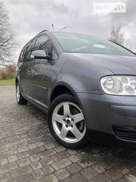 Volkswagen Touran 2004  випуску Луцьк з двигуном 2 л дизель мінівен автомат за 7500 долл. 