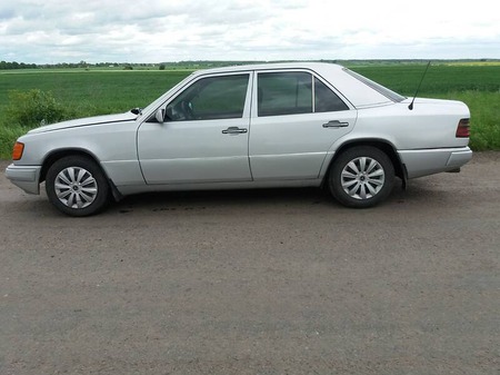 Mercedes-Benz E 260 1991  випуску Львів з двигуном 2.6 л  седан механіка за 2500 долл. 