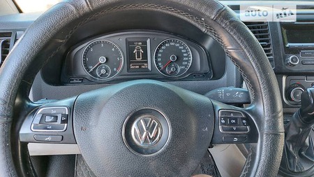 Volkswagen Transporter 2013  випуску Черкаси з двигуном 2 л дизель мінівен автомат за 14900 долл. 