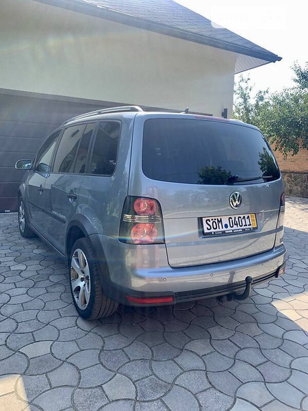 Volkswagen Touran 2007  випуску Луцьк з двигуном 2 л дизель мінівен механіка за 8850 долл. 