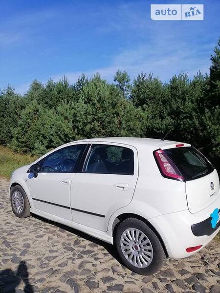 Fiat Punto 2010  випуску Рівне з двигуном 1.3 л дизель хэтчбек механіка за 5000 долл. 