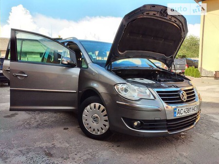 Volkswagen Touran 2006  випуску Луцьк з двигуном 2 л дизель мінівен автомат за 6900 долл. 