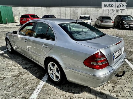 Mercedes-Benz E 220 2002  випуску Київ з двигуном 2.2 л дизель седан механіка за 6200 долл. 