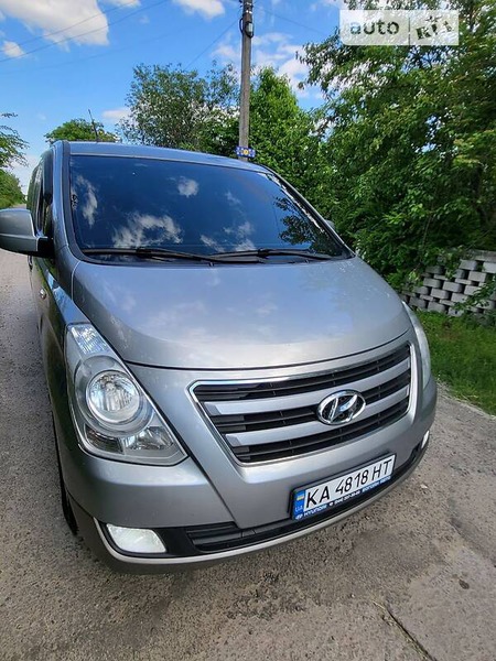 Hyundai H-1 2015  випуску Київ з двигуном 2.5 л дизель мінівен автомат за 18500 долл. 