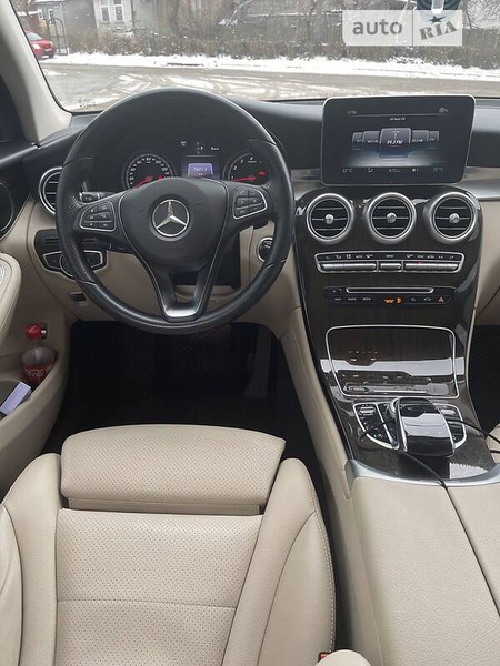 Mercedes-Benz GLC 300 2016  випуску Запоріжжя з двигуном 2 л бензин позашляховик автомат за 31000 долл. 