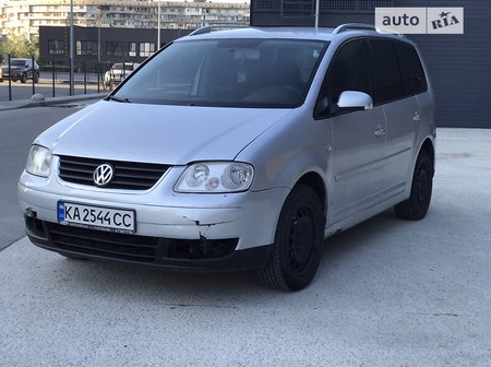 Volkswagen Touran 2005  випуску Київ з двигуном 1.9 л дизель мінівен механіка за 4100 долл. 