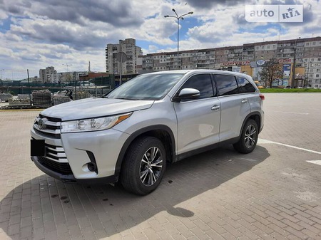 Toyota Highlander 2019  випуску Суми з двигуном 2.7 л  позашляховик автомат за 32500 долл. 