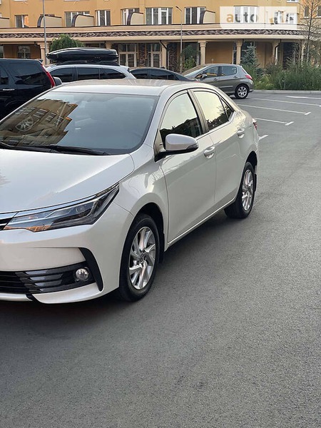 Toyota Corolla 2017  випуску Київ з двигуном 1.6 л бензин седан автомат за 13500 долл. 