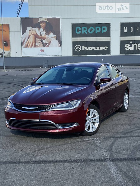 Chrysler 200 2015  випуску Хмельницький з двигуном 2.4 л бензин седан автомат за 10100 долл. 