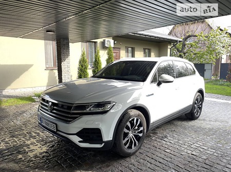 Volkswagen Touareg 2019  випуску Київ з двигуном 3 л бензин позашляховик автомат за 54000 долл. 