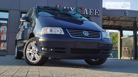 Volkswagen Sharan 2008  випуску Львів з двигуном 2 л дизель мінівен механіка за 7199 долл. 