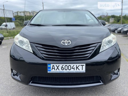 Toyota Sienna 2010  випуску Полтава з двигуном 2.7 л  мінівен автомат за 12900 долл. 