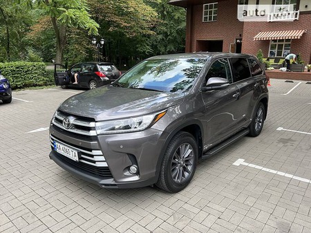 Toyota Highlander 2017  випуску Київ з двигуном 2.7 л бензин позашляховик автомат за 25900 долл. 