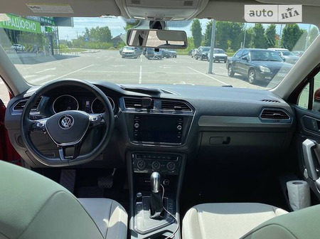 Volkswagen Tiguan 2019  випуску Київ з двигуном 2 л бензин позашляховик автомат за 27000 долл. 