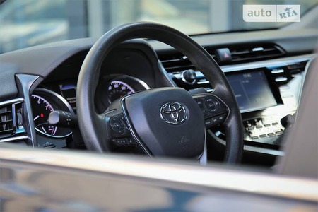Toyota Camry 2018  випуску Київ з двигуном 0 л бензин седан автомат за 18900 долл. 