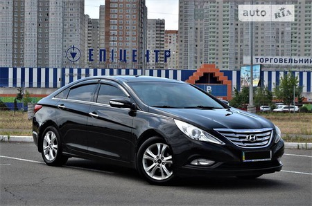 Hyundai Sonata 2010  випуску Київ з двигуном 2.4 л бензин седан автомат за 10999 долл. 