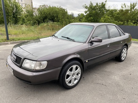 Audi 100 1992  випуску Харків з двигуном 2.8 л  седан механіка за 3500 долл. 
