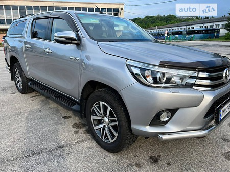 Toyota Hilux 2016  випуску Житомир з двигуном 2.8 л дизель пікап автомат за 39900 долл. 