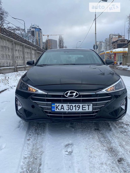 Hyundai Elantra 2019  випуску Київ з двигуном 2 л бензин седан автомат за 11200 долл. 