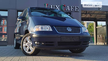 Volkswagen Sharan 2008  випуску Львів з двигуном 2 л дизель мінівен механіка за 7199 долл. 