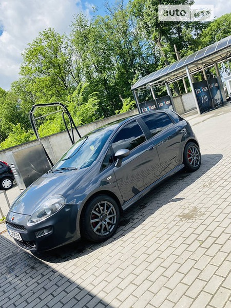 Fiat Punto 2012  випуску Львів з двигуном 1.3 л дизель хэтчбек механіка за 6399 долл. 