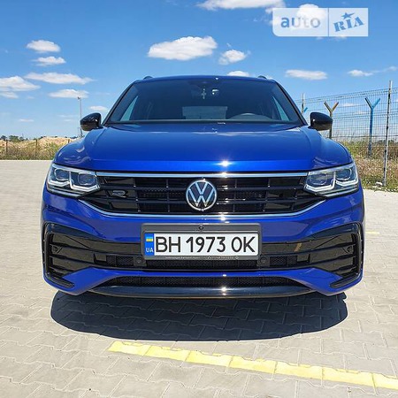 Volkswagen Tiguan 2021  випуску Одеса з двигуном 2 л бензин позашляховик  за 48300 долл. 