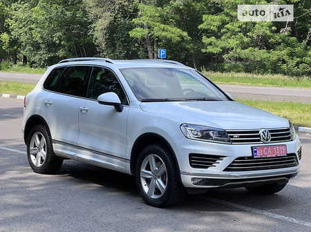 Volkswagen Touareg 2016  випуску Київ з двигуном 3 л дизель позашляховик автомат за 33900 долл. 