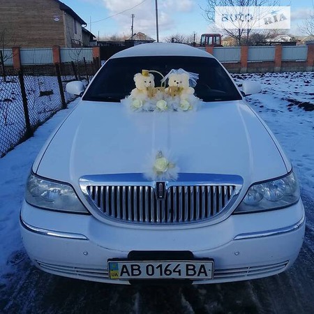 Lincoln Town Car 2004  випуску Івано-Франківськ з двигуном 4.6 л  лімузин автомат за 4999 долл. 