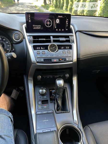 Lexus NX 300h 2017  випуску Чернівці з двигуном 2 л бензин позашляховик автомат за 29999 долл. 