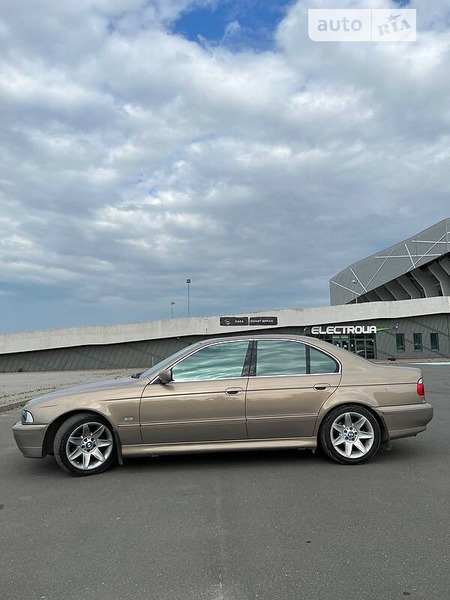 BMW 535 2002  випуску Львів з двигуном 3.5 л бензин седан автомат за 12000 долл. 
