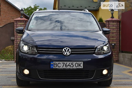Volkswagen Touran 2013  випуску Львів з двигуном 2 л дизель мінівен механіка за 12950 долл. 