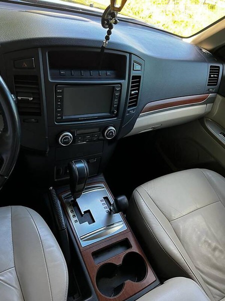 Mitsubishi Pajero 2007  випуску Чернівці з двигуном 3.2 л дизель позашляховик автомат за 13000 долл. 