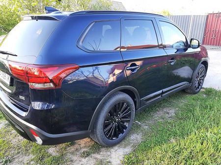 Mitsubishi Outlander 2020  випуску Черкаси з двигуном 2.4 л бензин позашляховик автомат за 19500 долл. 