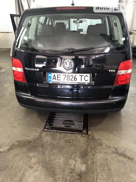 Volkswagen Touran 2006  випуску Дніпро з двигуном 1.9 л дизель універсал механіка за 6500 долл. 