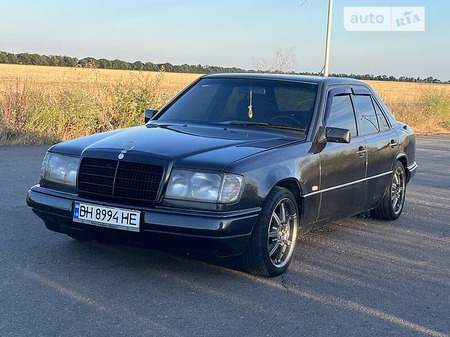 Mercedes-Benz E 200 1992  випуску Одеса з двигуном 2 л бензин седан механіка за 2500 долл. 