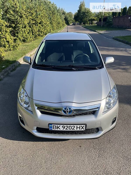 Toyota Auris 2011  випуску Рівне з двигуном 1.8 л гібрид хэтчбек автомат за 10400 долл. 